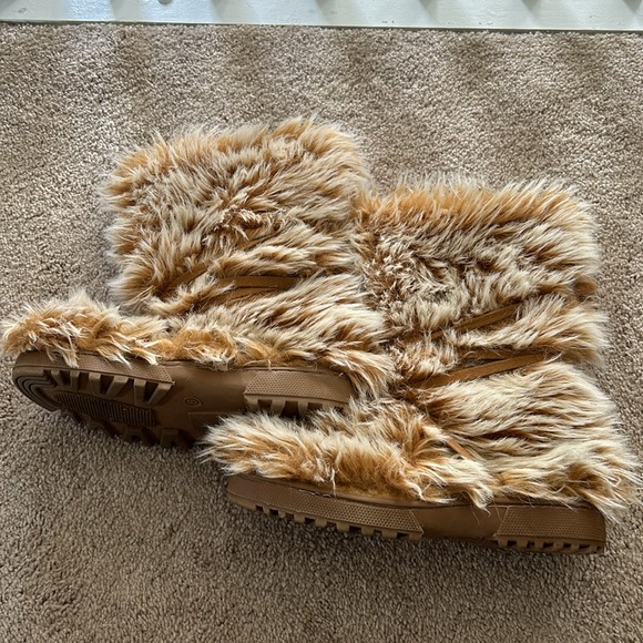 Boots with Fur - Picture 2 of 7
